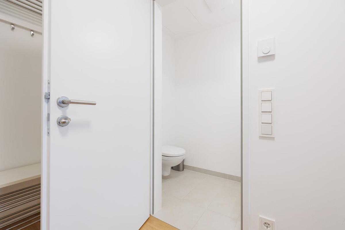 Lovely Apartment In Marina Tower - 10Min To City Center Wien Exteriör bild