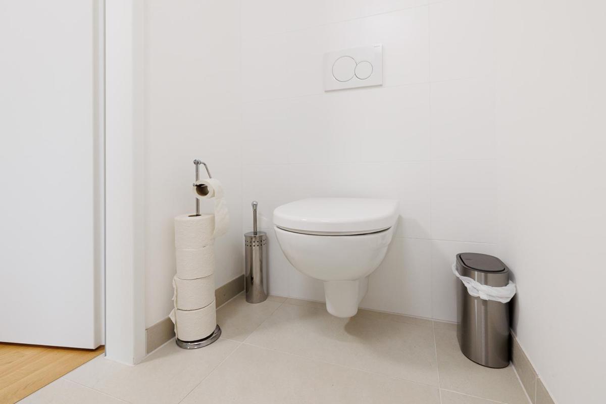 Lovely Apartment In Marina Tower - 10Min To City Center Wien Exteriör bild