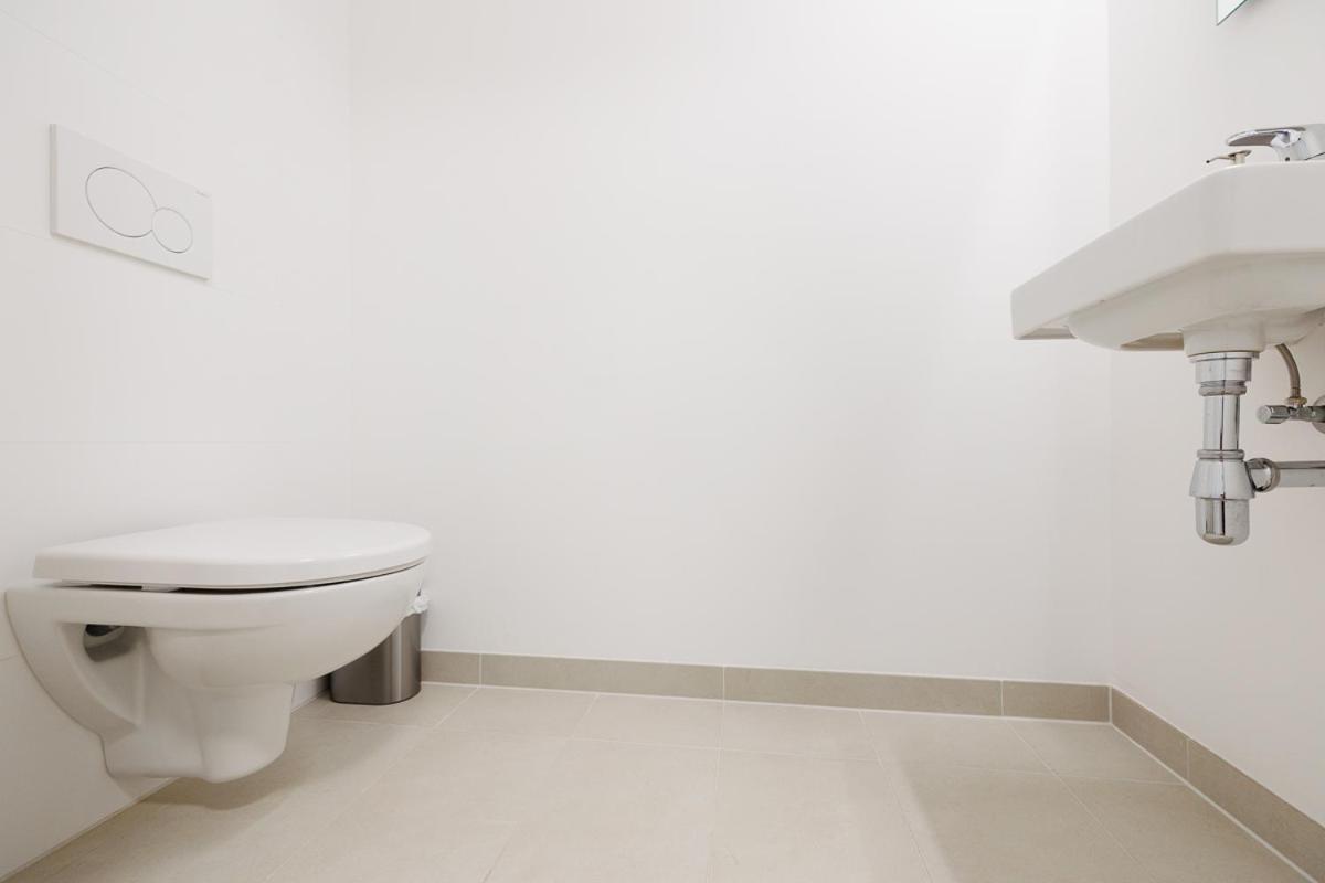 Lovely Apartment In Marina Tower - 10Min To City Center Wien Exteriör bild