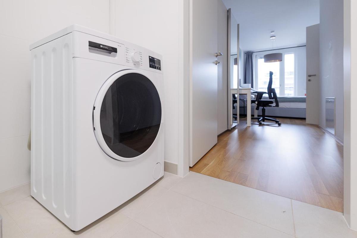 Lovely Apartment In Marina Tower - 10Min To City Center Wien Exteriör bild