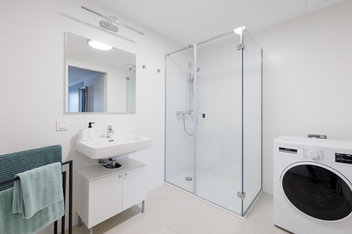 Lovely Apartment In Marina Tower - 10Min To City Center Wien Exteriör bild