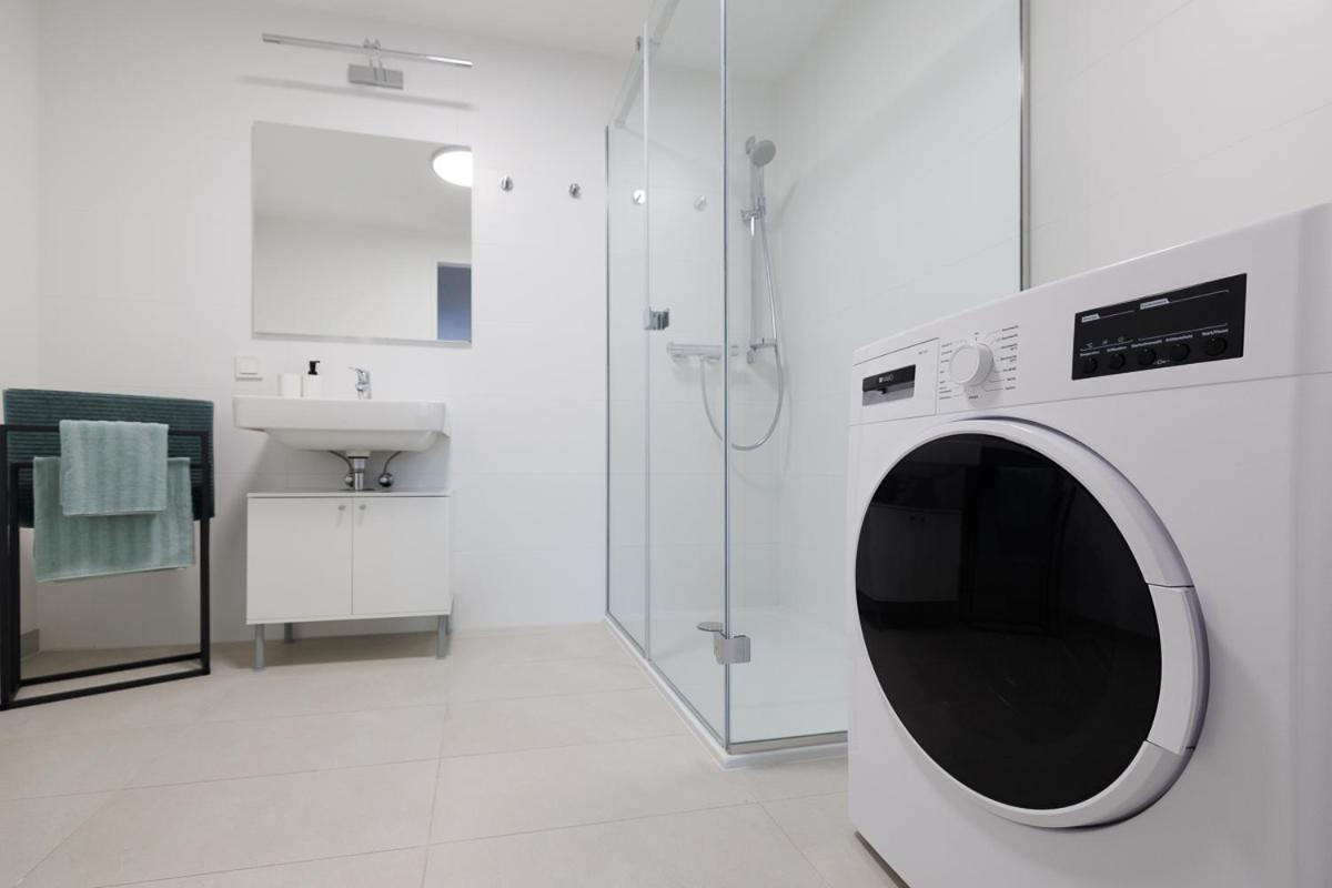 Lovely Apartment In Marina Tower - 10Min To City Center Wien Exteriör bild