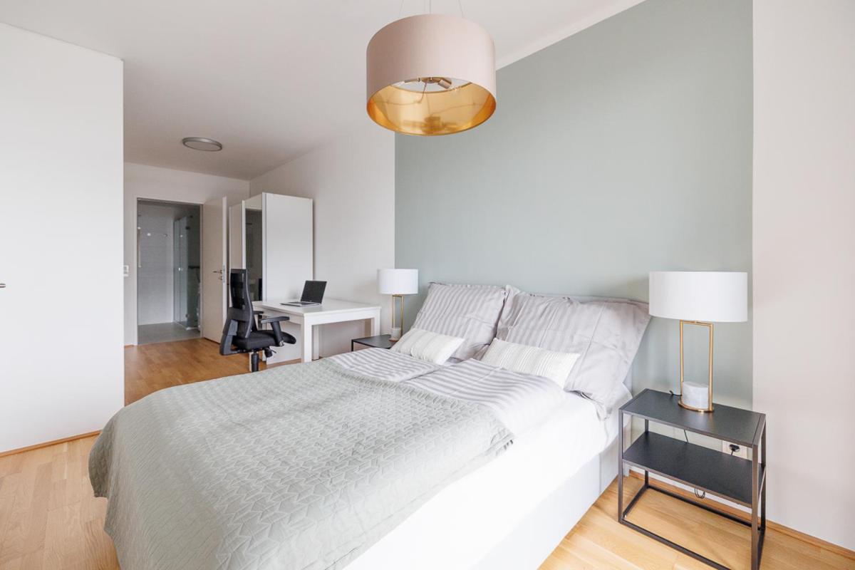 Lovely Apartment In Marina Tower - 10Min To City Center Wien Exteriör bild