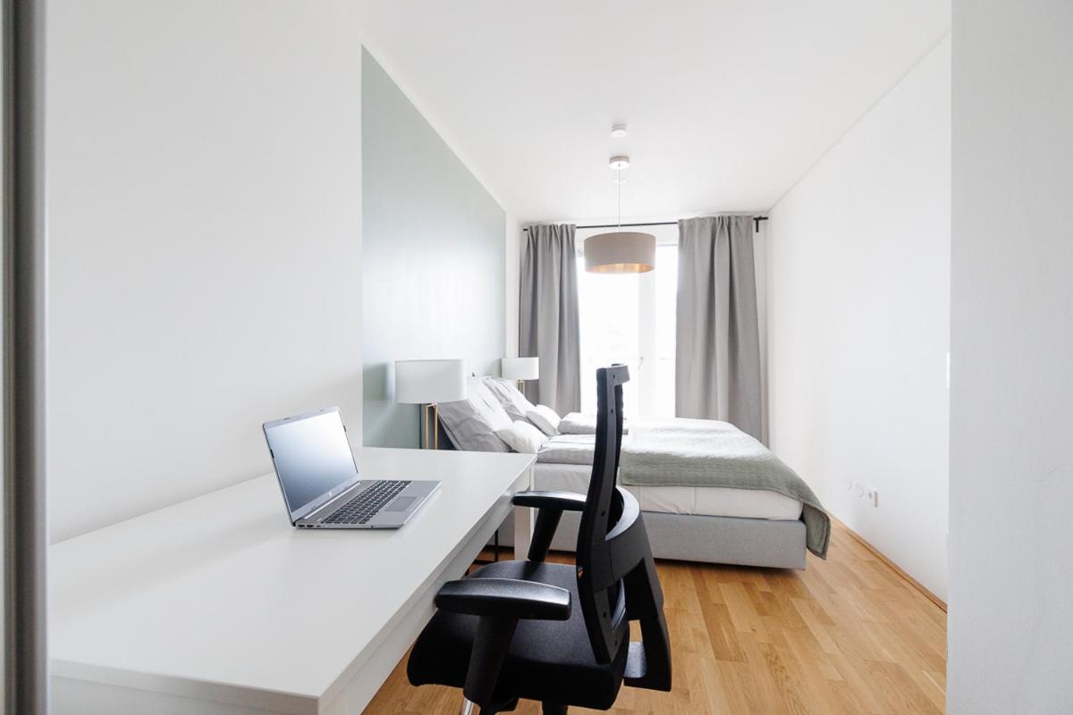 Lovely Apartment In Marina Tower - 10Min To City Center Wien Exteriör bild